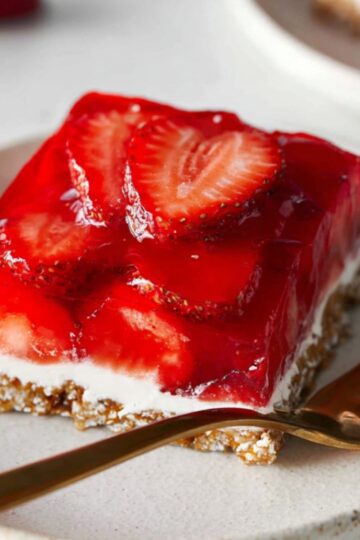 Strawberry Pretzel Salad Strawberry Pretzel Salad Slice – Layers of sweet strawberries, creamy filling, and crunchy pretzel crust!